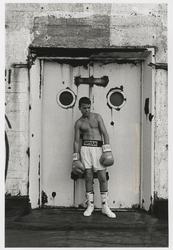 2002-1022 De jonge Marokkaanse bokser Charif Ghelali poseert tijdens filmopnamen voor het project Play op het dak van ...