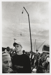 2002-1024 Jongeren tijdens de afterparty van de FFWD Heineken Dance Parade op de Müllerpier. Op de achtergrond iemand ...