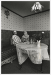 2002-1027 Een islamitische vader en dochter drinken thee in hun woning in de Jan van Avennestraat.
