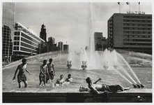 2002-1028 Jongens zoeken verkoeling in het water van de fontein aan het Hofplein.