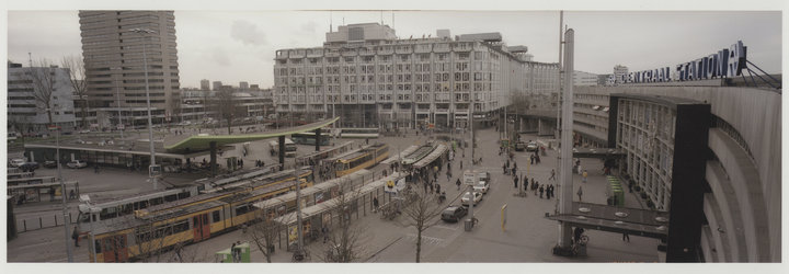 2003-1054-1 Overzichtsfoto vanaf het dak van het Centraal Station van het Stationsplein in de richting van het Groot ...