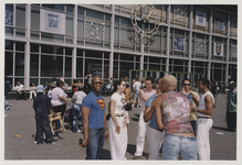 2003-1054-11 Mensen op het Stationsplein voor de hoofdingang van het Centraal Station. Zicht op gevel zuidzijde. Uit ...