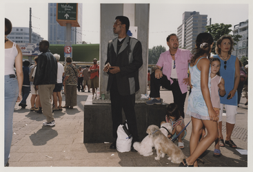 2003-1054-12 Mensen op het Stationsplein voor de hoofdingang van het Centraal Station. Zicht naar zuid. Uit een serie ...