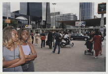 2003-1054-13 Mensen op het Stationsplein voor de hoofdingang van het Centraal Station. Uit een serie van dertig foto's ...