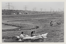 8 Twee mannen varen met een kano in het Oostvoornse Meer. Uit eens serie van 8 foto's over recreatie op de Maasvlakte.