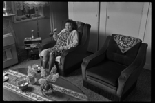 2021-53-15 Een vrouw zit in een fauteuil in haar woning aan de 1e Staringstraat in Spangen.