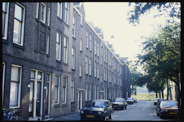 107 Een tussen 1945 en 1949 herbouwd woningcomplex aan de Stuurmansstraat 16 en 18 in de wijk Bospolder.
