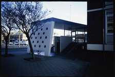 1126 Ingang van galerijflats gebouwd tussen 1956-1959 naar het ontwerp van het architectenbureau Denijs, Lucas en ...
