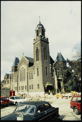 1137 De Remonstrantse kerk gebouwd in 1895 naar het ontwerp van de architect H. Evers op de hoek van Museumpark 3 en ...