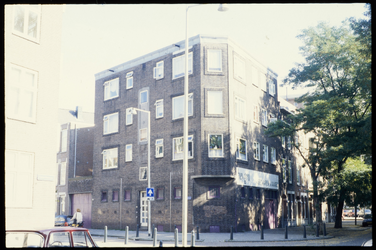 121 Woongebouw met bedrijfsruimten in 1951 herbouwd door de architect J.P. van der Aa aan de Snoekstraat 30-32 op de ...