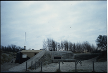 1242 Een Duitse bunker (Festung Hoek van Holland) en het tegenwoordige Atlantikwall Museum (sinds 1996) aan het ...