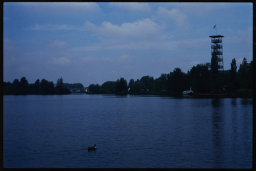 1335 De uitkijktoren in het Plaswijckpark opgericht in 1923 door ondernemer C. N. A. Loos aan de Ringdijk 20 langs de ...
