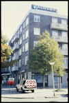 135 Woningcomplex met winkelruimte van de ABN-AMRO ontworpen door N. Sitters aan de Rösener Manzstraat 165 op de hoek ...