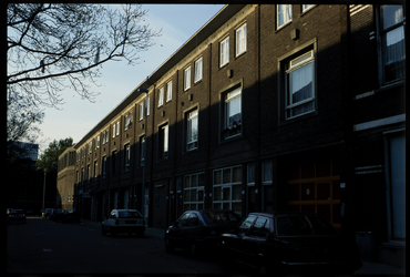 137 Pand ontworpen door architectenbureau Vermeer en Van Herwaarden aan Rosenveldtstraat 77-99 in Bospolder.