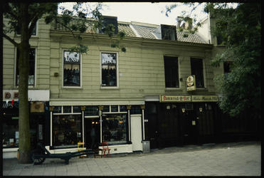1407 Woningen, winkels en het café Bistro Place de l'Est in panden gebouwd rond 1870 aan Oostzeedijk 356-358 in Kralingen.