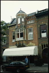 1426 Winkel en woonhuis gebouwd in de periode 1899 naar het ontwerp van het architectenbureau H.A. Lieuwens & Zoon aan ...