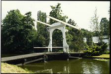 1449 Monumentale ophaalbrug Ypenhof over de Ringvaart gebouwd in 1830 aan de Kralingseweg 177-179 in Kralingen.
