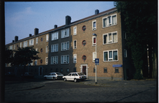 1585 Woningbouwcomplex met portiekflats en winkels, gesitueerd aan de Gerdesiaweg 297-343, Marinus van der Stoepstraat ...