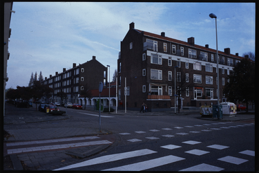 1589 Woningbouwcomplex met portiekflats en winkels, gesitueerd aan de Gerdesiaweg 297-343, Marinus van der Stoepstraat ...