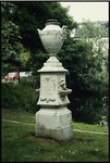 1618 Monument vervaardigd in 1909, naar het ontwerp van beeldhouwer S. Miedeman ter herinnering aan de geboorte van ...