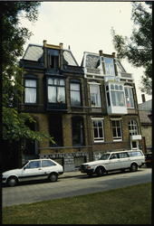 1628 Woonhuizen gebouwd rond 1895 naar het ontwerp van de architect C. van Leeuwen aan de Essenlaan 56-58 in Kralingen.
