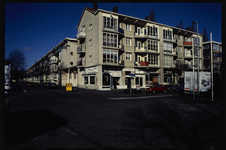 1654 Woningbouwcomplex met portiekflats, winkels en café gerealiseerd in 1946-1949 naar ontwerp van J.A. Brinkman en ...