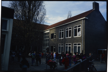 1681 Schoolgebouw De Bavokring , gebouwd tussen 1952 en 1953 in opdracht van het Genootschap tot Bevordering van het ...