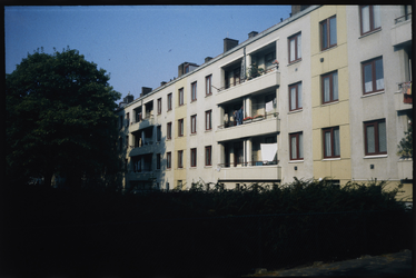 1695 Woningbouwcomplex met portiekflats, gerealiseerd in 1946-1949 naar ontwerp van architectenbureau Vermeer en Van ...