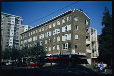 1700 Woningbouwcomplex met galerijflat, portieflats en winkels, gerealiseerd in 1951-1955 naar ontwerp van Van Andel en ...