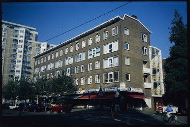 1700 Woningbouwcomplex met galerijflat, portieflats en winkels, gerealiseerd in 1951-1955 naar ontwerp van Van Andel en ...