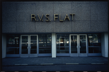 1717 Flats, gebouwd tussen 1961-1966 naar het ontwerp van het architectenbureau van de gebroeders E.M. en H.M. ...