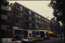 1734 Woningen met winkels, gebouwd tussen 1953-1955 naar het ontwerp van de architect W. van der Sluys aan de ...