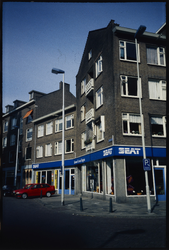 1758 Woningbouw met winkelruimte, ontworpen door A.H. Russcher tusen 1951-1954, aan de Bredestraat 1-3 en de Kipstraat ...