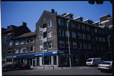 1759 Woningbouw met winkelruimte, ontworpen door A.H. Russcher tusen 1951-1954, aan de Bredestraat 1-3 en de Kipstraat ...