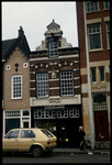 182 De monumentale panden met huisnummer 29 Goud & Zilversmederij gebouwd in 1784 (rechts) en huisnummer 31 (links) aan ...
