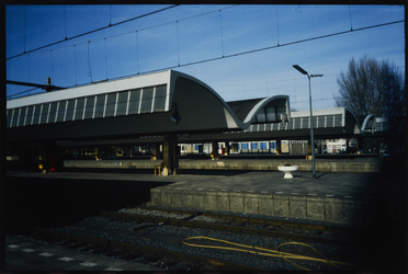 1855 Perrons bij het stationsgebouw van Rotterdam Centraal, gebouwd tussen 1951-1957 in opdracht van de Nederlandse ...