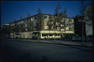 1858 Woningbouw met winkels op de begane grond, gebouwd tussen 1954 en 1958 naar ontwerp van de architect W.J. Fiolet, ...