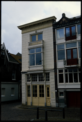201 Pand van Galerie Tussenwater op het het Piet Heynsplein 39 aan de Achterhaven in Delfshaven, met links van het pand ...