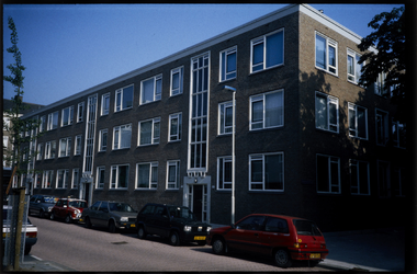 227 Woningbouwcomplex met portiekflats aan de Van Alkemadestraat, Hoveniersstraat 1-13 en Jan van Loonslaan in Rubroek, ...