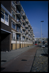 262 Galerijflat aan de Vondelweg 13-81 in Rubroek, gebouwd tussen 1956 en 1958 door de firma J. van Dort & Zonen en ...