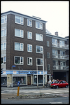 271 Een winkel- en woningcomplex gebouwd tussen 1952-1953, ontworpen door de architect J.F. van Herweden aan de ...