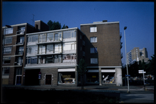 272 Een winkel- en woningcomplex gebouwd in 1955, naar ontwerp van de Rotterdamse architect W.J. Fiolet aan de ...