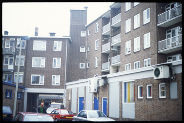 274 De achterzijde van een winkel- en woningcomplex gebouwd tussen 1952-1953, gezien vanaf de Linker Rottekadehof ...