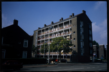 283 Het woningbouwcomplex 'Wereldhaven' werd gebouwd in de periode 1941-1943 naar ontwerp van de architect Jan Wils op ...