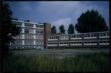 307 De Sint Martinusschool met gymnastieklokaal, vrijstaand gesitueerd aan de westzijde van de Vondelweg, ontworpen in ...