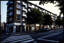 331 Woningbouwcomplex met winkels, gesitueerd op de hoek van de Jonker Fransstraat 61-63 en de Admiraal de Ruyterweg ...