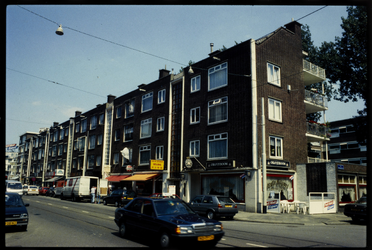 343 Woningbouw en winkels aan de Jonker Fransstraat 94-100 (op de hoek met de Van Alkemadestraat), gebouwd in opdracht ...
