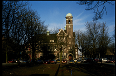 4 Het monumentale pand van de Zeevaartschool uit 1916 aan de Pieter de Hoochweg 129 op de hoek met de Pieter de ...