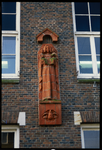 40 Detail van een reliëf voorstellende een Bijbelse figuur aan de gevel van de C.K. van Hogendorp School aan ...