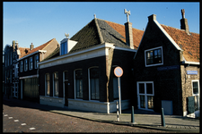 400 Panden aan de Overschiese Dorpsstraat 180 en 182 op de hoek met de Delfshavenseweg in Overschie.